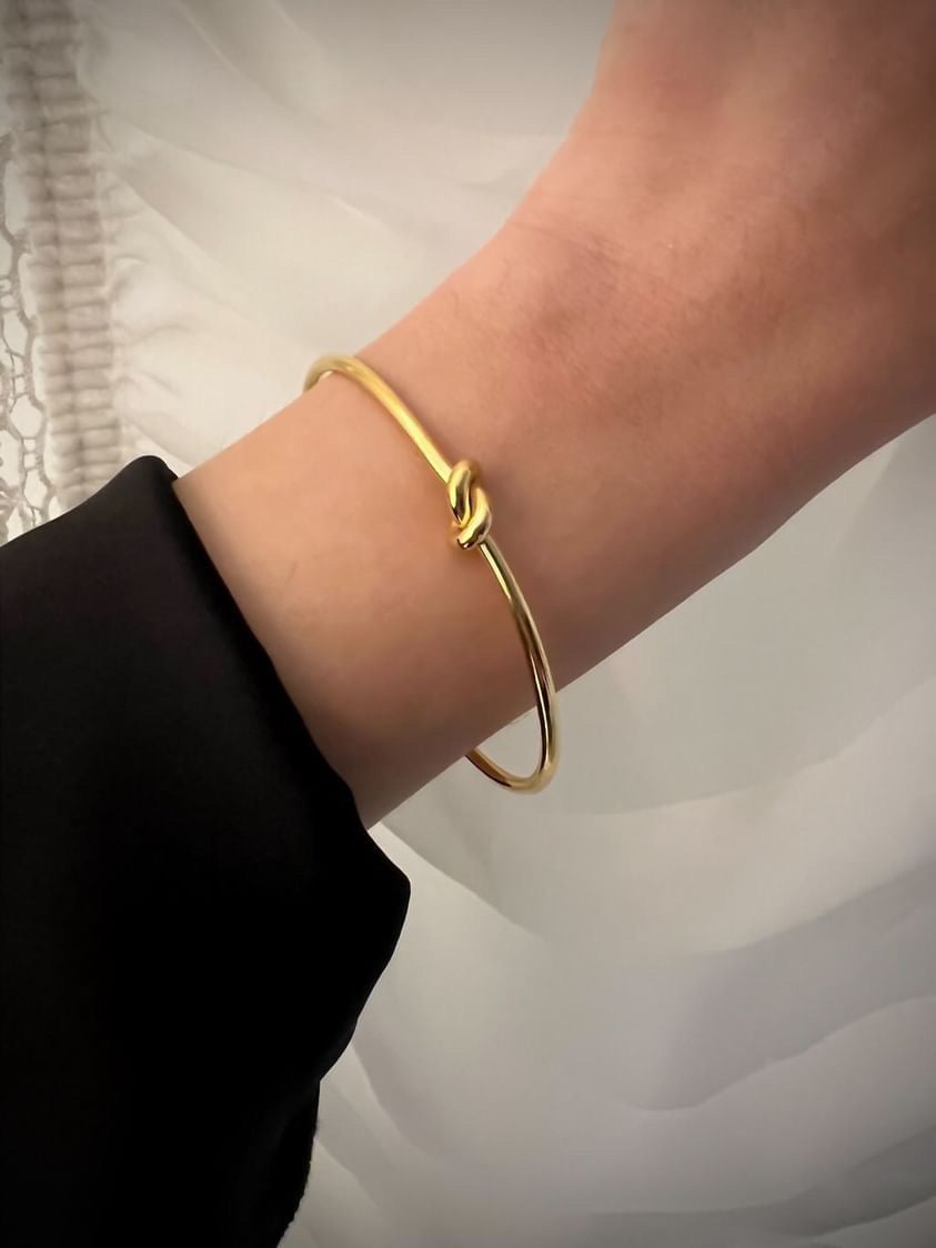 Intreccio ' Golden Bracelet – the perfect gift to symbolize the strength of your bond and the tight weave of affection and love that unites you and your loved ones. Crafted from durable stainless steel, this bracelet is not just a piece of jewelry but a meaningful expression of your connection.   Adjustable wrist size for a perfect fit!
